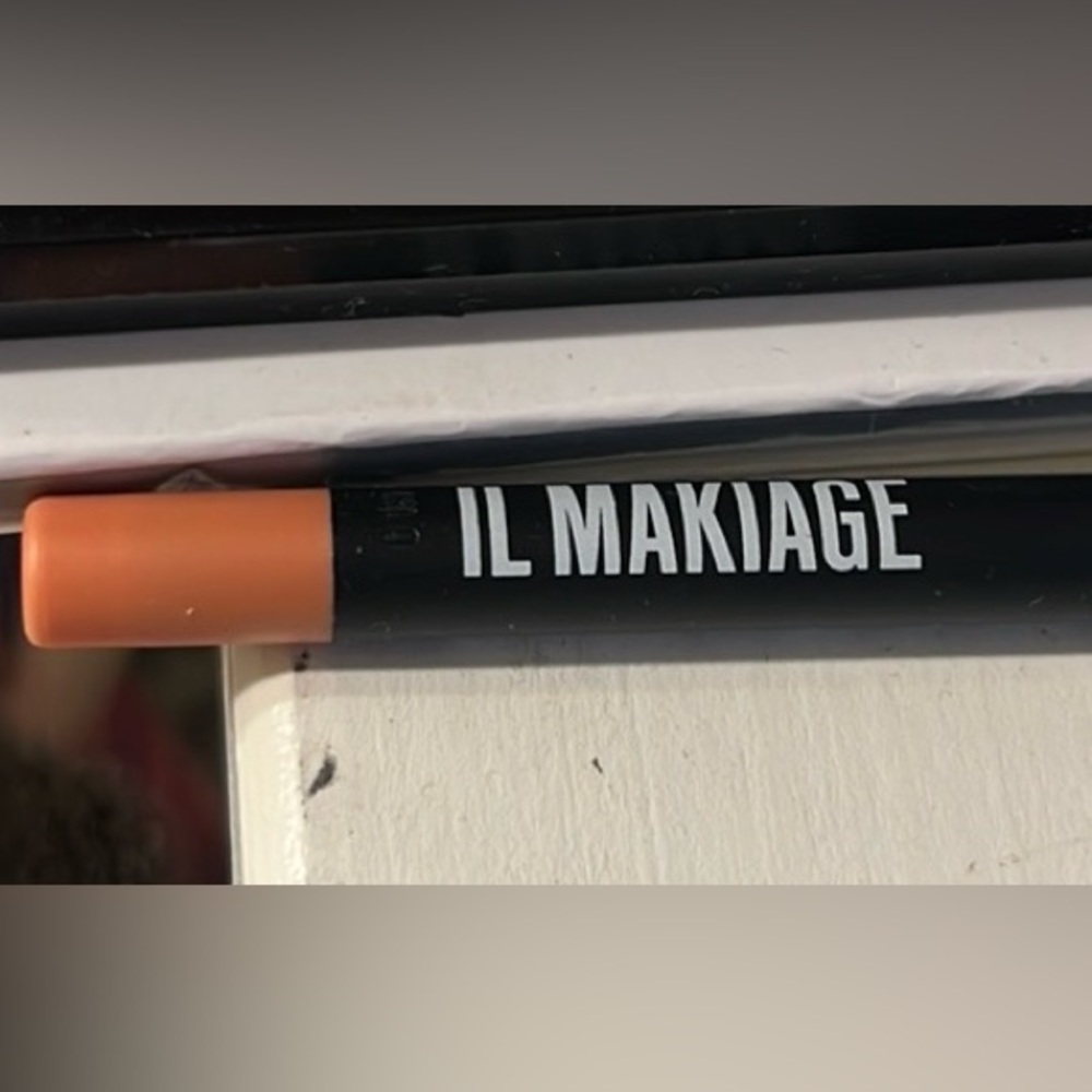 IL Makiage waterproof lipliner in piña colada shade